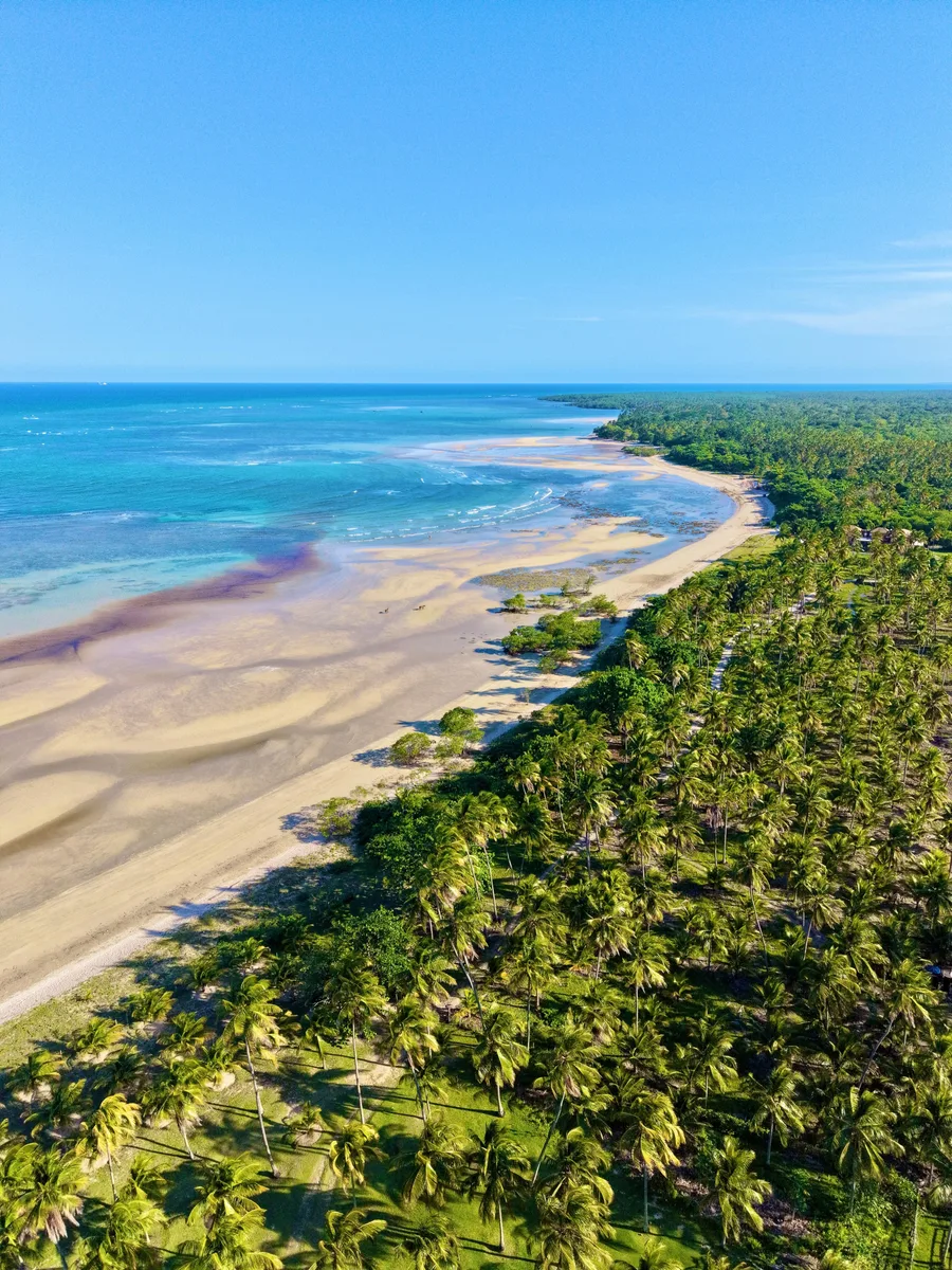 Praia vazia e mar abrigado da Ponta do Curral, na região de Gamboa, do lado da baía da Ilha de Tinharé